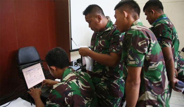 Hari ke-2 Latihan Komunikasi, Prajurit Koarmada II Mencoba Mesin Sandi Portable