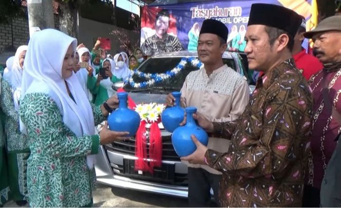 Iwan Zunaih Serahkan Bantuan Mobil untuk Fatayat NU Ujungpangkah Gresik