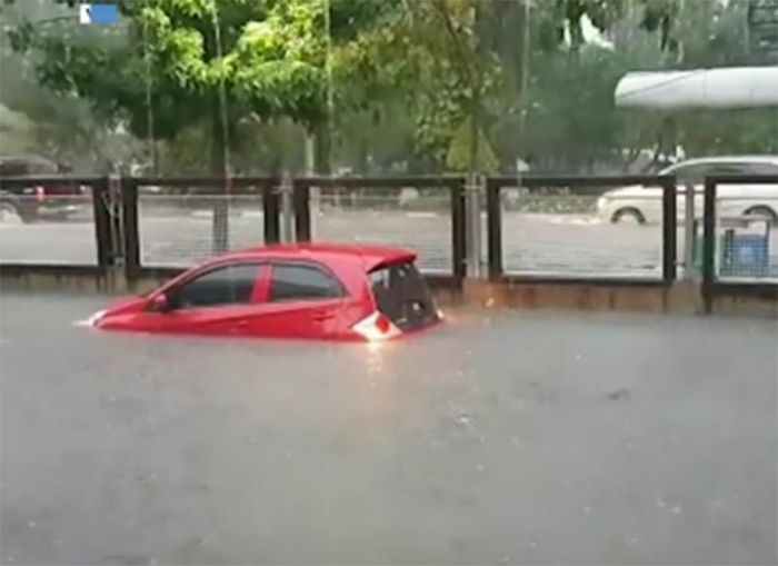 ​Surabaya Banjir, Banyak Mobil di Jalan Raya Tenggelam Hingga Jendela