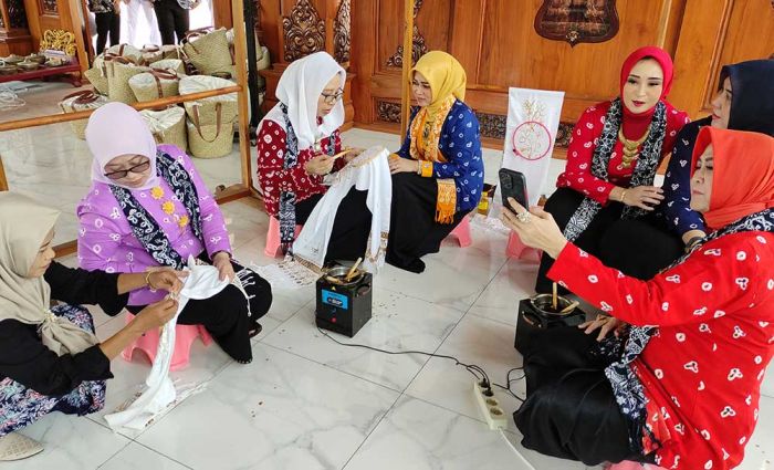 Kagumi Merico Bolong, Koleksi Batik IKM Kota Mojokerto Diserbu Istri Pj Kepala Daerah se-Jatim