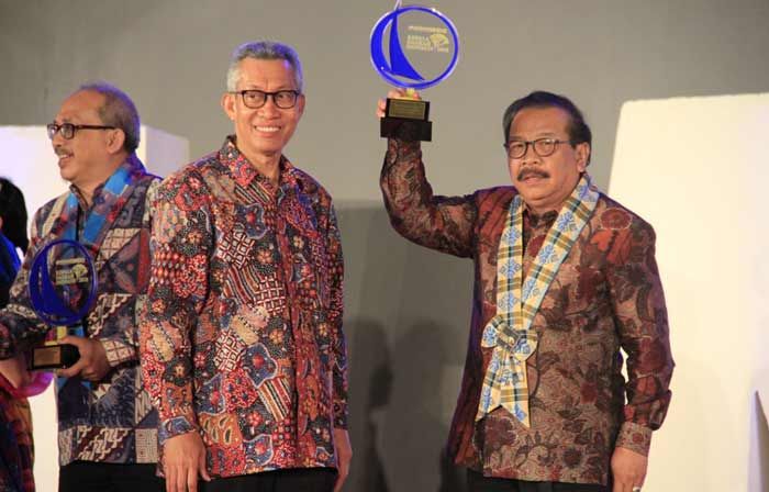 Pakde Karwo Raih Penghargaan KDI di Makassar