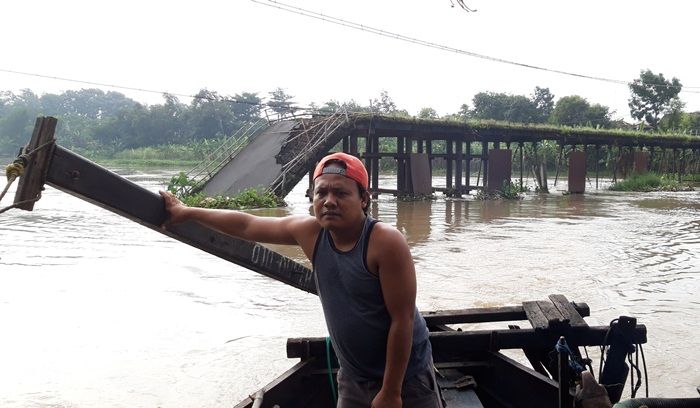 Rehab Jembatan Mrican Kediri Ancam Matikan Usaha Jasa Perahu Penyeberangan