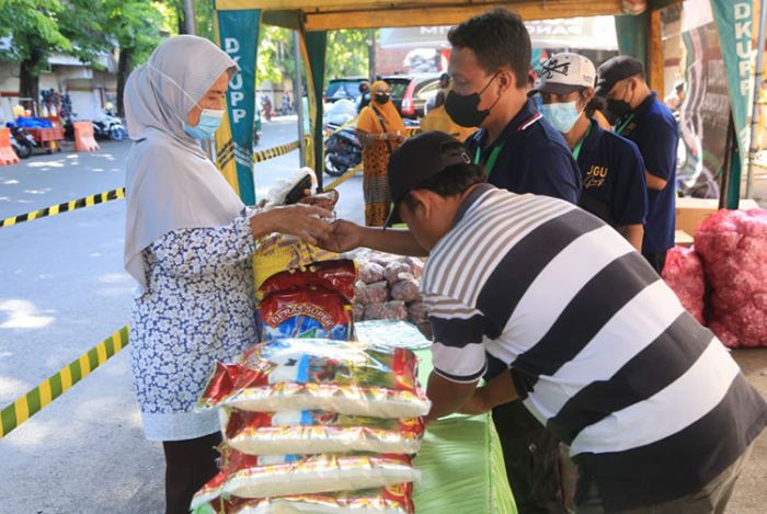 Gelar Pasar Murah di Probolinggo, Bulog Pastikan Stok Kebutuhan Pangan Masih Tesedia
