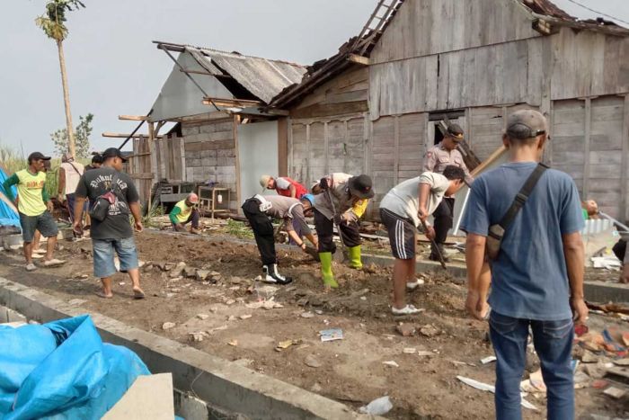 TNI dan Polri di Ngawi Bangun Rumah Terdampak Puting Beliung