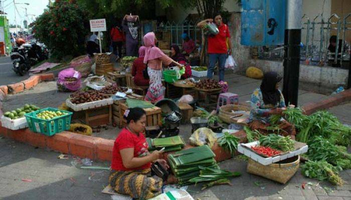 Bikin Macet, Pedagang Pasar Tradisional Kota Gresik Meluber ke Jalan