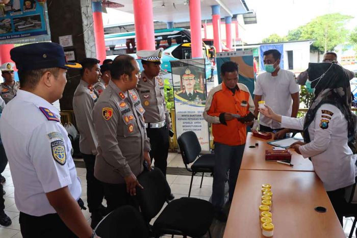 Jelang Lebaran, Polres Ngawi Gelar Tes Urin Awak Armada Bus di Terminal Kertonegoro