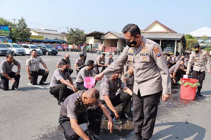 HUT Bhayangkara ke-76, 63 Personel Polres Kediri Naik Pangkat