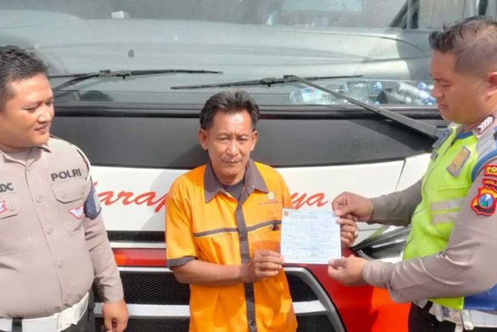 Terobos Lampu Merah di Tulungagung, Sopir Bus Harapan Jaya Ditilang Polisi
