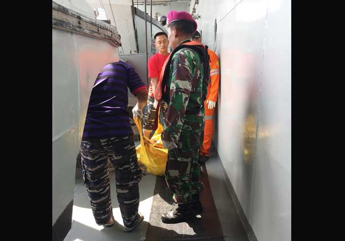 KRI Teluk Bintuni-520 Linla dari Surabaya Menuju Jakarta Berhasil Evakuasi Jenazah
