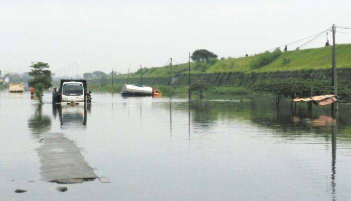 Banjir Porong: Jalur KA Terendam, Lalin Dialihkan, Penumpang Kereta Diangkut Bus