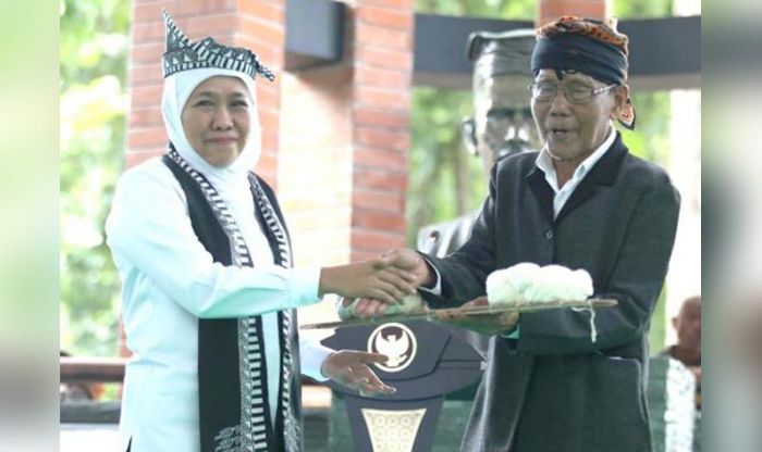 Gubernur Khofifah Dikukuhkan sebagai Warga Kehormatan Sedulur Sikep Samin Bojonegoro