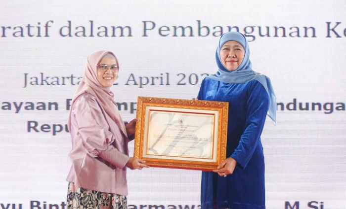 Terima Penghargaan dari Menteri PPPA, Khofifah Ajak Perempuan Jadi Juru Damai
