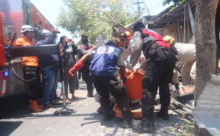 Tertimpa Tembok Bekas Ruko Kosong, Seorang Tukang Becak di Jombang Tewas