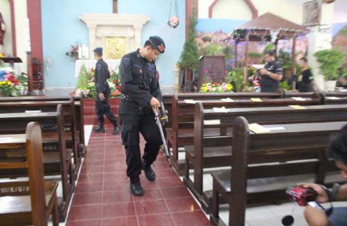 Tim Gabungan Gegana Brimob Sterilkan 81 Gereja di Sidoarjo