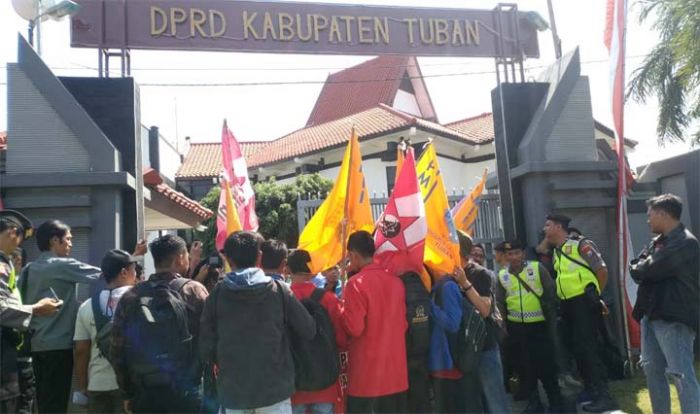 Pelantikan Anggota DPRD Tuban Diwarnai Aksi Unjuk Rasa Mahasiswa