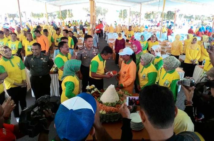 Bupati Jombang Bersama Warga Arak Piala Adipura, Tumpengan Bersama Pasukan Kuning