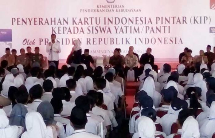 Bagikan KIP di Malang, Presiden Jokowi: KIP Jangan Buat Beli Pulsa