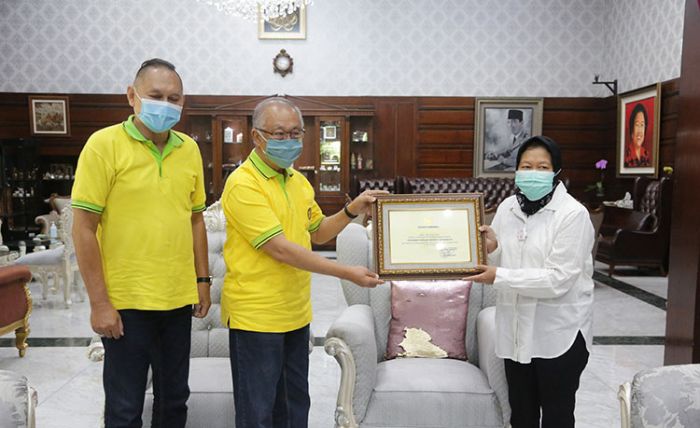 ​Bantu Tekan Covid-19 di Surabaya, Wali Kota Risma Beri Penghargaan Yayasan Ichlas Bhakti