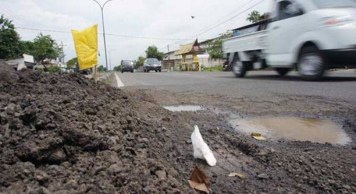 Jalan Nasional di Jombang Banyak Berlubang, Pengendara sering Terperosok
