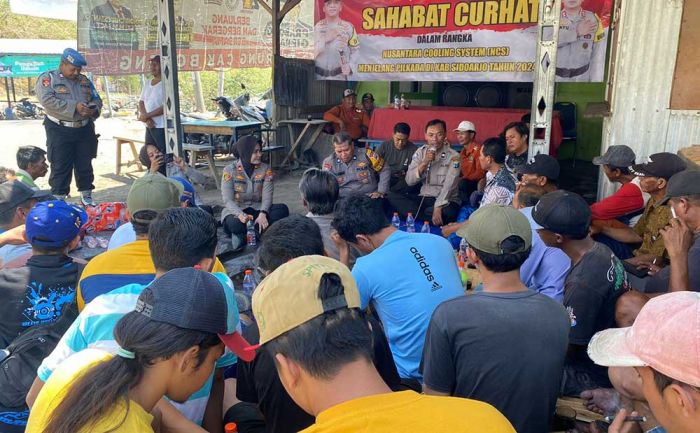 Kapolsek Sedati Bincang Kamtibmas dengan Warga Nelayan