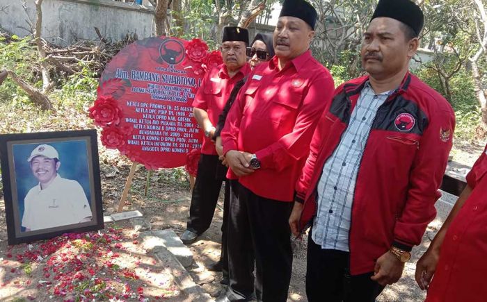 Peringati Kudatuli, Pengurus PDIP Gresik Tabur Bunga di Makam Bambang Ger