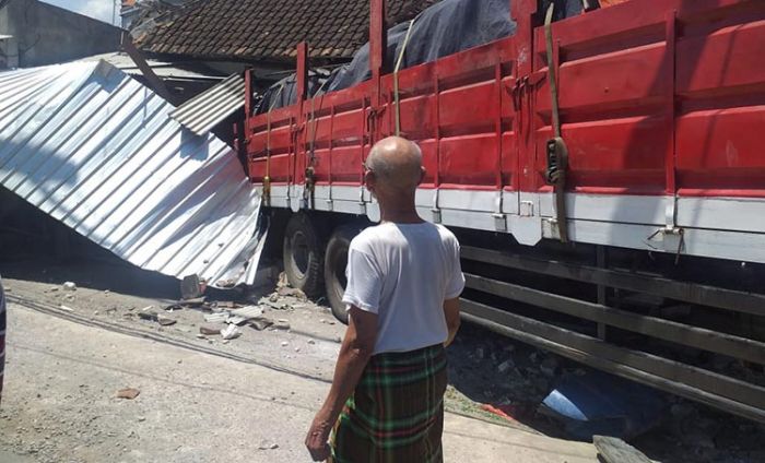 Tak Kuat Nanjak, Truk Muat Keramik Jalan Mundur Hantam Warung Rujak dan Rumah di Lamongan