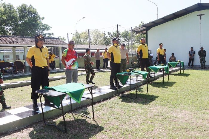 Kapolres Ngawi Bersama Pengurus Bhayangkari Berlatih Menembak di Batalyon Armed 12
