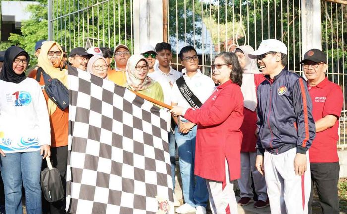 Pj Wali Kota Kediri Ikut Jalan Sehat saat Peringati Hari Keluarga Nasional ke-31