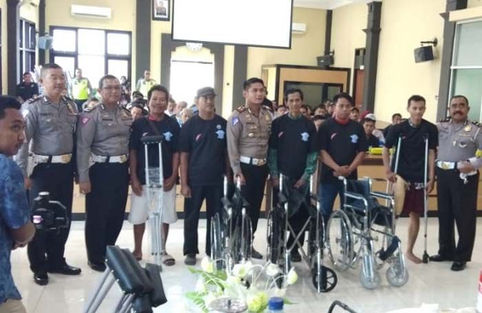 Peduli Disabilitas Korban Laka, Polres Lamongan Bantu Kursi Roda dan Kaki Palsu