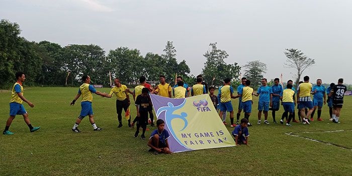 Suasana pertandingan bola yang digelar Polres Mojokerto.