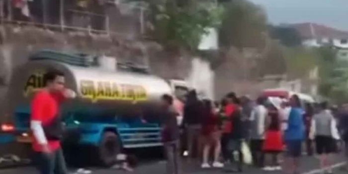 Sebuah truk tangki berisi air yang terlibat kecelakaan di Pacet, Mojokerto.