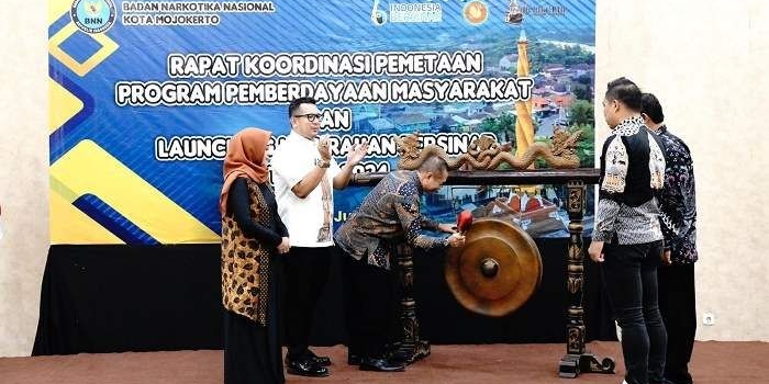 
Kepala BNN Kota Mojokerto Agus Sutanto disampingi Pj Wali Kota Mojokerto dan Ketua PKK Kota Mojokerto saat launching kelurahan Bersinar.