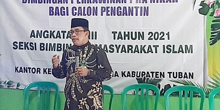 Kepala Kemenag Tuban, Sahid saat memberikan bimbingan perkawinan di Kecamatan Semanding, Rabu (5/5/2021).