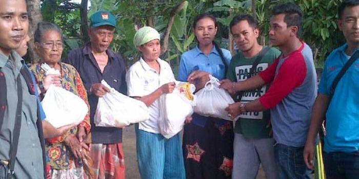 Pengurus PWI Pamekasan salurkan bantuan paket sembako. foto: bahri/ BANGSAONLINE