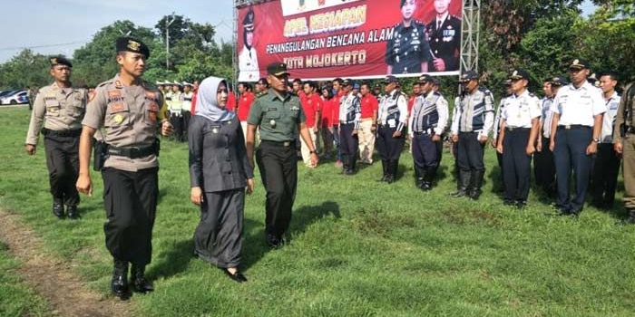 Wali Kota Mojokerto saat meninjau pasukan dalam apel bersama.