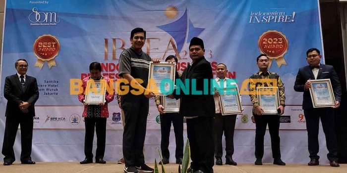 H Sofwan Ahmadi mewakil PP Amanatul Ummah menerima penghargaan Indonesia Business Professional & Education Award 2023 untuk kategori The Best Islamic Boarding School in Excellent Quality Programme of The Year di Hotel Santika Jakarta, Jumat (24/2/2023). Foto: MMA/BANGSAONLINE