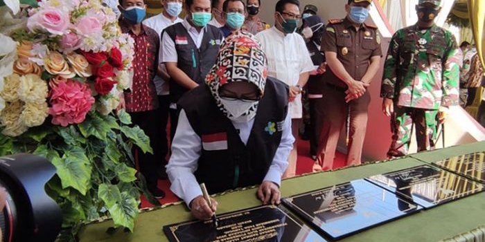 Bupati Jombang Hj. Mundjidah Wahab saat meluncurkan vaksinasi serentak. (foto: ist)