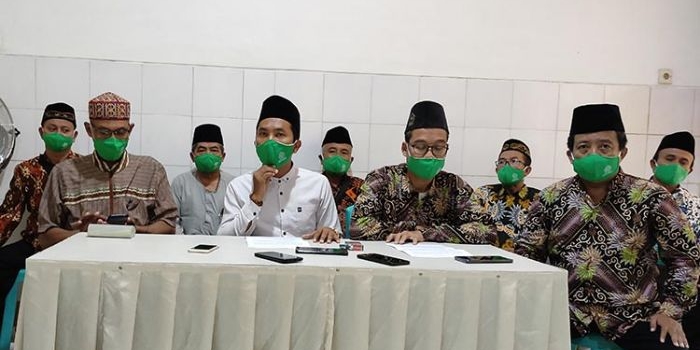 Riza Yusfani (tengah) didampingi para Korbin TPQ memaparkan mekanisme penerimaan BOP dampak pandemi. Yusfani menegaskan jika bantuan tersebut utuh dan sesuai juknis. (foto: YUDI EP/BANGSAONLINE)