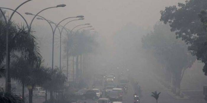 Kabut asap yang menyelimut Pekanbaru. foto: sumutpos