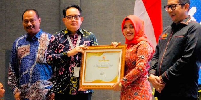 Bupati Mojokerto, Ikfina Fahmawati, ketika menerima penghargaan.