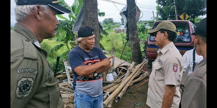 Satpol PP Kab Mojokerto saat melakukan razia.
