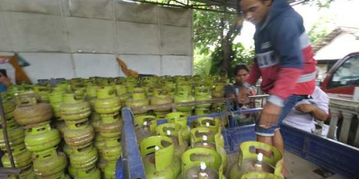 Kegiatan di sebuah pangkalan eliji. foto: RONY S/ BANGSAONLINE