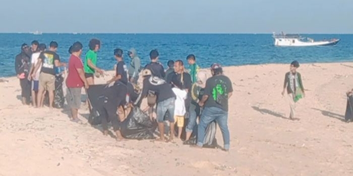 Ratusan Bonek dari berbagai daerah di Jawa Timur saat bersih-bersih pantai di Desa Gili Kecamatan Sumberasih, Kabupaten Probolinggo, Minggu (16/5).