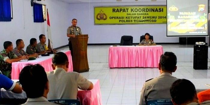 SIAP PENGAMANAN – Kapolres Bondowoso AKBP M Sabilul Alif memimpin rapat koordinasi (rakor) persiapan Operasi Ketupat Semeru 2014,  16 Juli 2014 lalu. foto ilustrasi/sugiyanto/BangsaOnline 