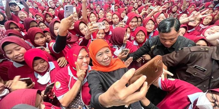 Calon Gubernur Jatim Khofifah Indar Parawansa berswafoto dengan ribuan pekerja di MPS PT Warahma Biki, Sabtu (28/9/2024).