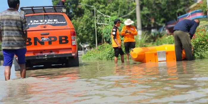 Petugas BPBD Jombang menyiapkan perahu karet di lokasi banjir. foto: AAN AMRULLOH/ BANGSAONLINE