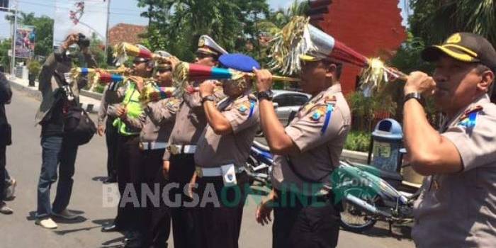 Anggota Polres kediri kota saat menggunakan Trompet. foto: arif kurniawan/ BANGSAONLINE
