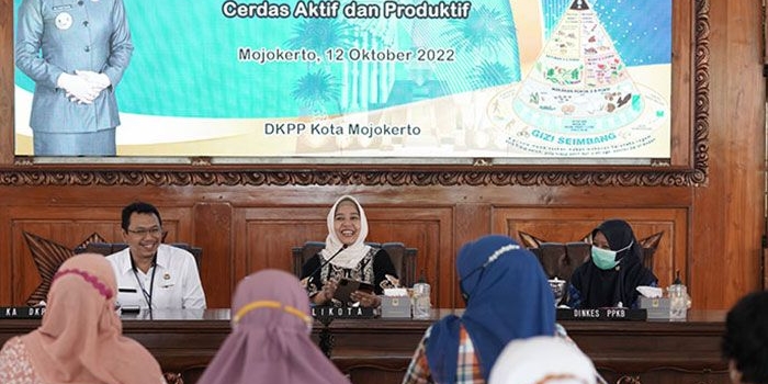 Wali Kota Mojokerto, Ika Puspitasari, saat membuka Sosialisasi Pola Pangan Sehat Beragam Gizi Seimbang dan Aman.