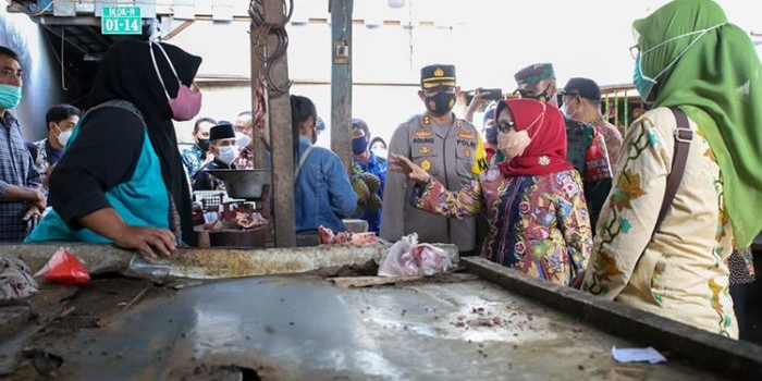 Bupati Jombang Hj. Mundjidah Wahab bersama Forkopimda Jombang saat sidak pasar. (foto: ist)