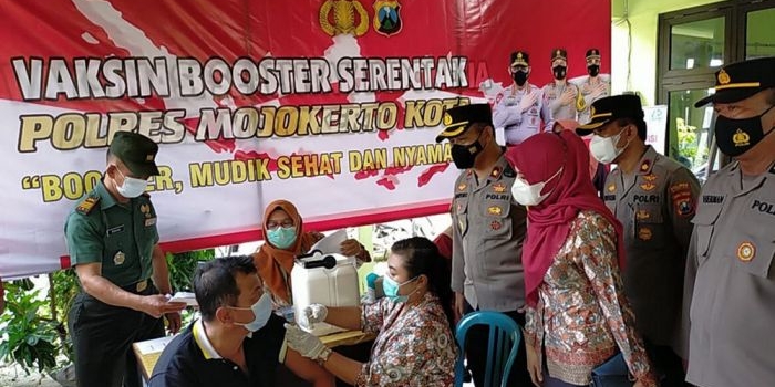 Kabagops Polres Mojokerto Kota Kompol Maryoko meninjau langsung pelaksanaan vaksinasi di Puskesmas Jetis.